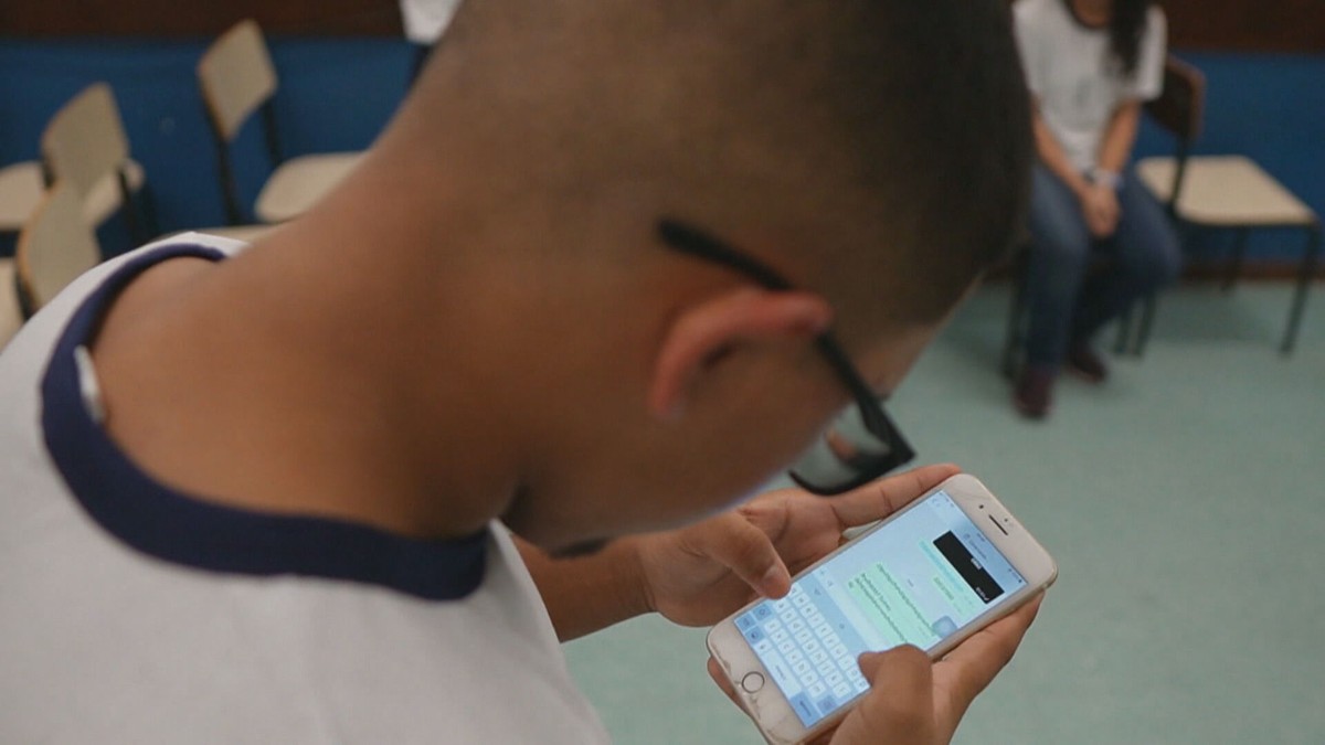 Câmara aprova proposta que proíbe uso de celulares em escolas públicas e privadas no Brasil